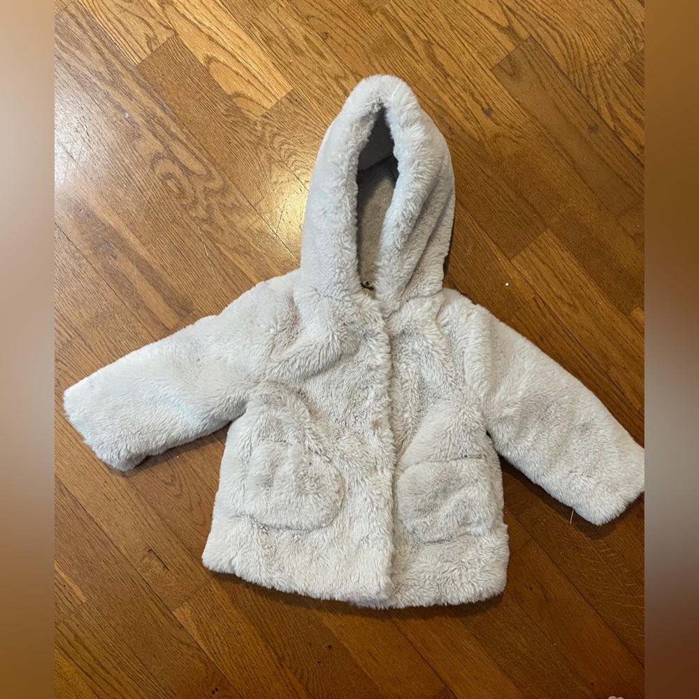 NWOT Zara Faux Fur Coat White/Gray Size 12-18 month with buttons and pockets